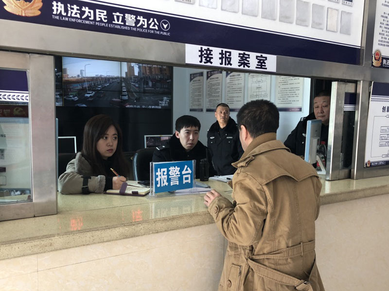 圖七 接警處，一名男子前來咨詢
