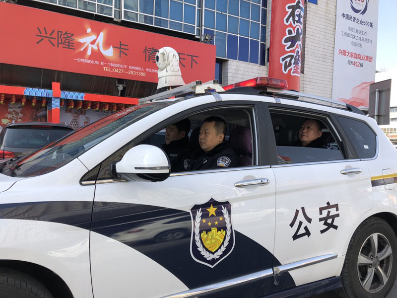 圖十 民警在巡邏中，定點(diǎn)停留