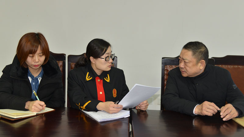 圖四，記者與周新蕊一起解答疑問