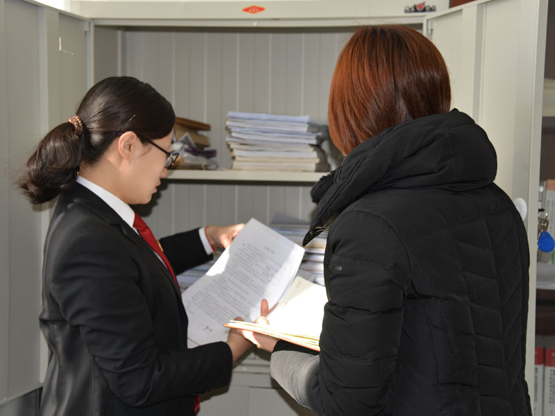 圖五，周新蕊向記者介紹案件情況