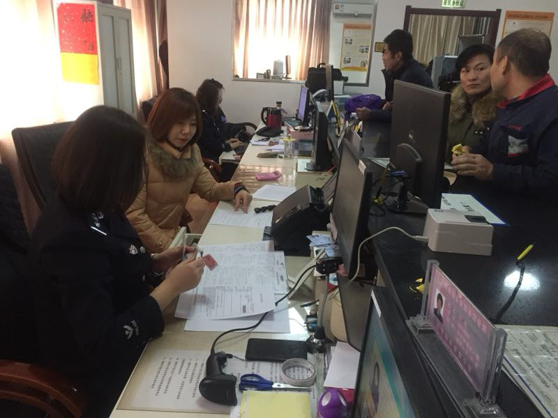圖一，記者在辦證大廳體驗(yàn)戶籍民警工作