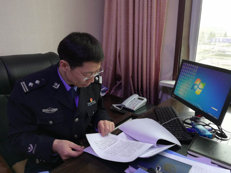 圖二，社區(qū)警務(wù)大隊(duì)大隊(duì)長張宏偉翻閱文件