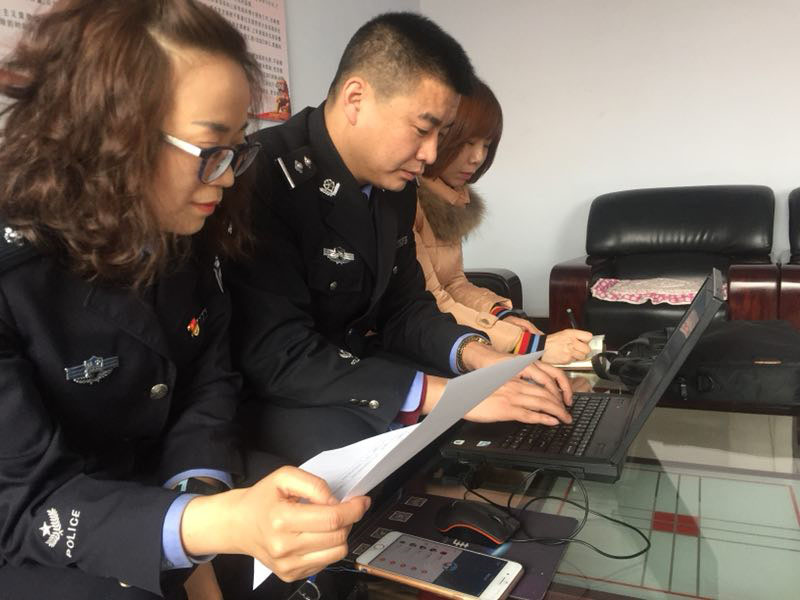 圖五副大隊(duì)長許艷莉、民警方志遠(yuǎn)錄入信息
