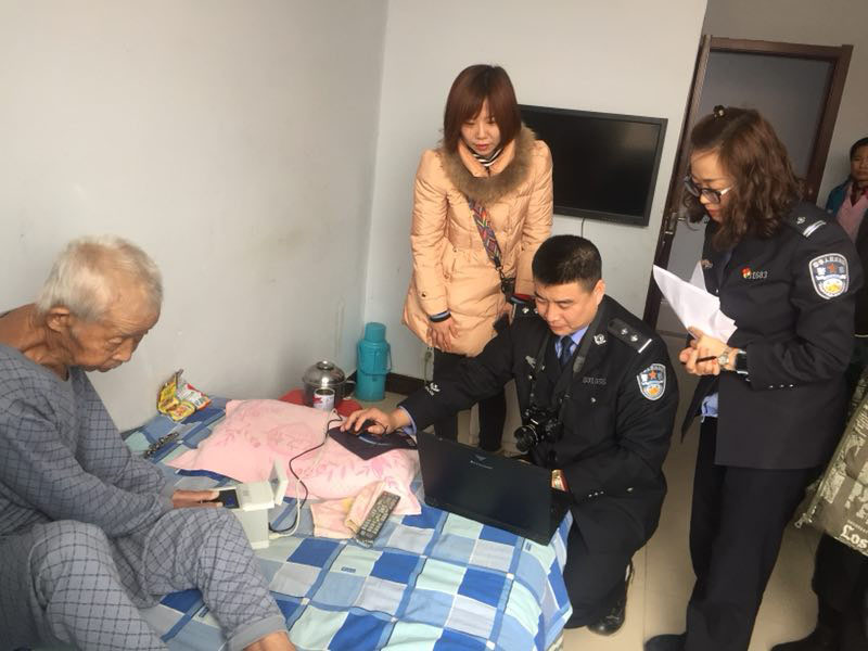 圖六記者和許艷莉、方志遠(yuǎn)一起采集信息、錄入指紋