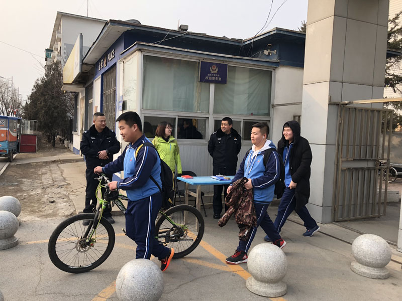 （圖三）記者在校門口站崗，守衛(wèi)校園安全