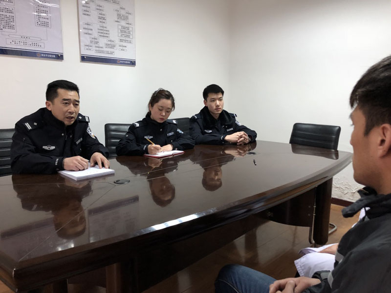 圖三：記者（左二）陪同民警劉士?。ㄗ笠唬Τ臣芊蚱捱M行調解