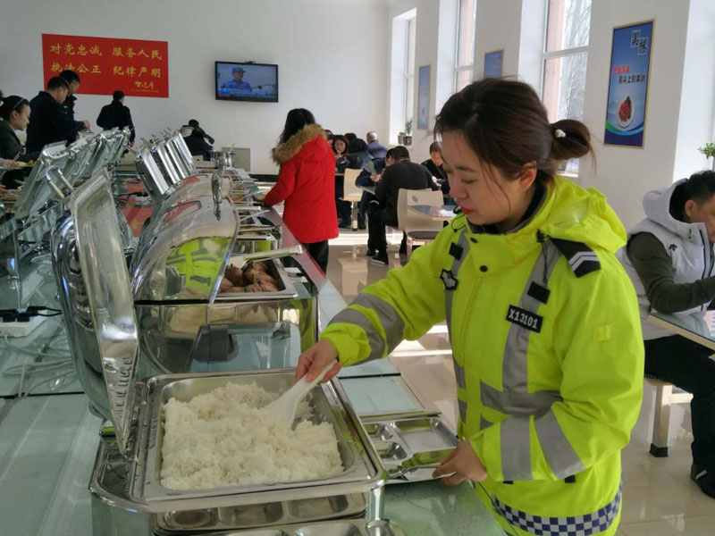 圖三：記者來到交警支隊(duì)的食堂，同大家一起共進(jìn)午餐