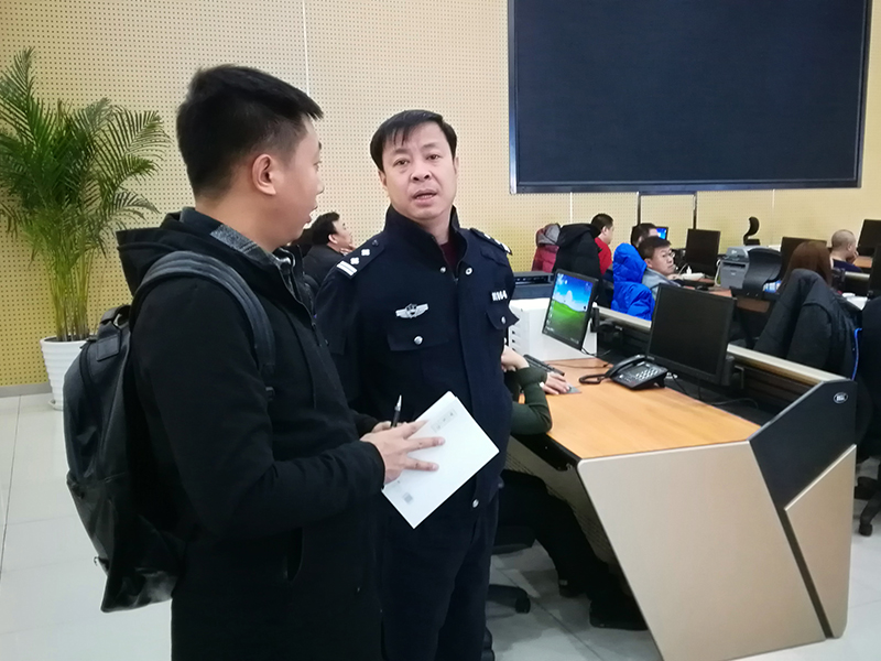 民警向記者介紹社會治理應急聯動指揮中心工作