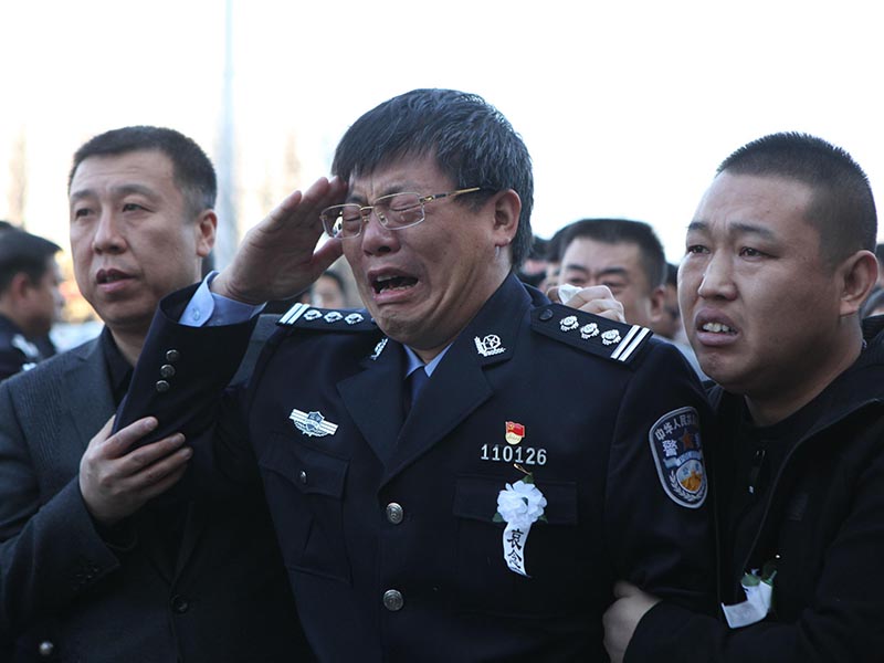 鐵骨錚錚的警察父親李浩，望著兒子的遺像再也控制不住自己的眼淚，英雄的父親給兒子敬禮