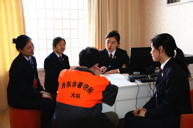 辦案人對未成年人小桐進行心理測評和心理疏導(dǎo)