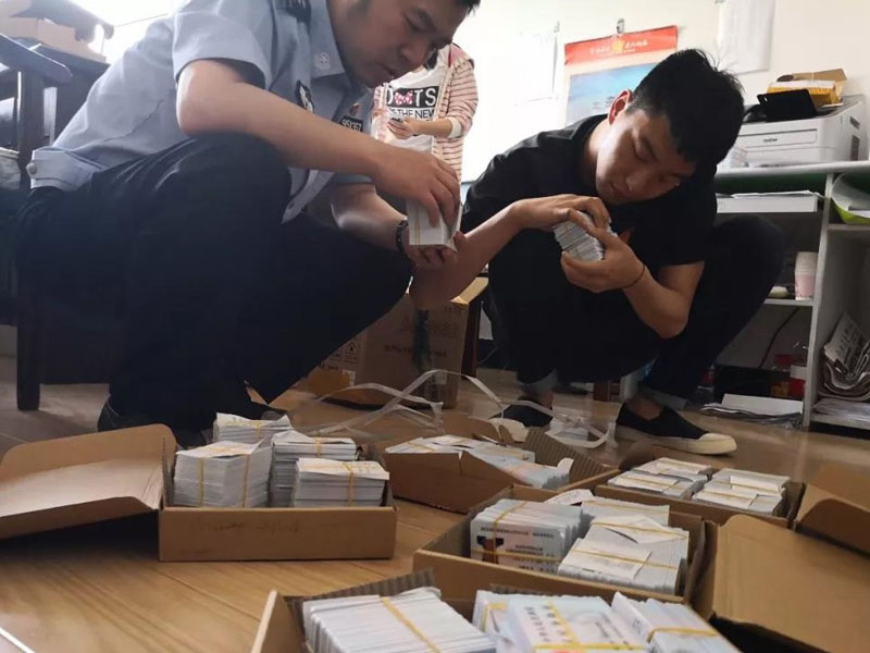 民警迅速尋找5名考生的身份證件，并及時送到考生手中