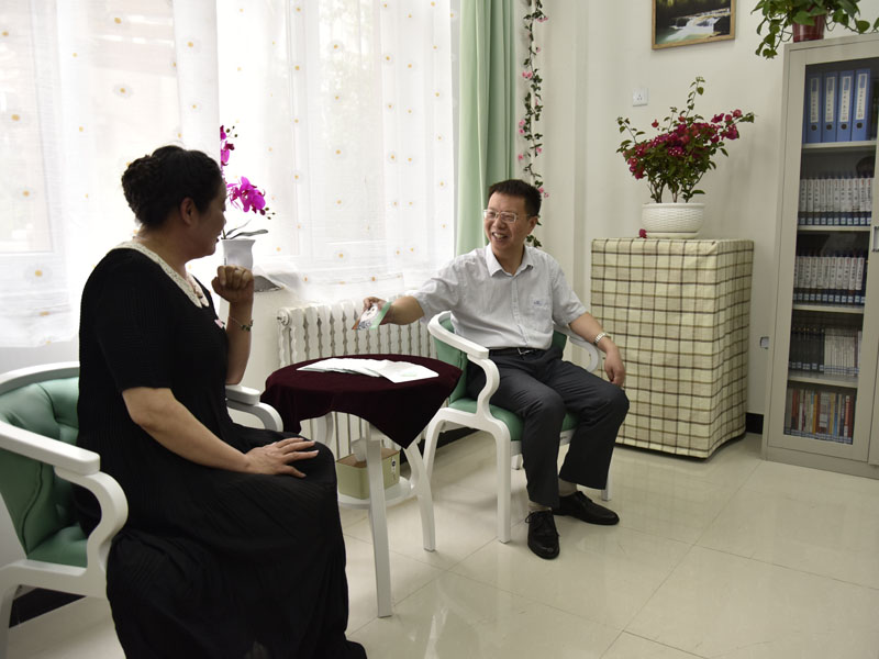 錦州市委副書記張軍(右)體驗(yàn)心理咨詢服務(wù)