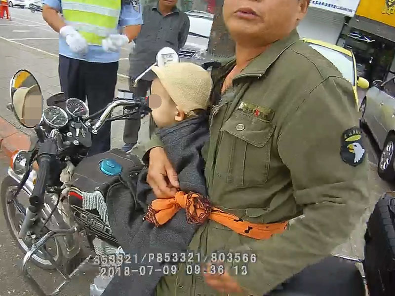 騎摩托車男子僅用一根布條將小男孩固定在自己身上，行駛在馬路上 (2)