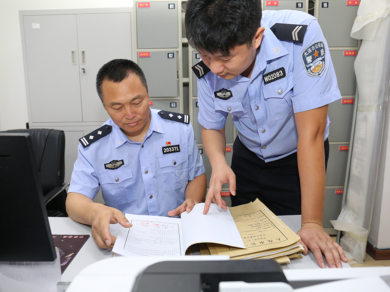 7月10日，王廣祥在派出所與同事討論案情