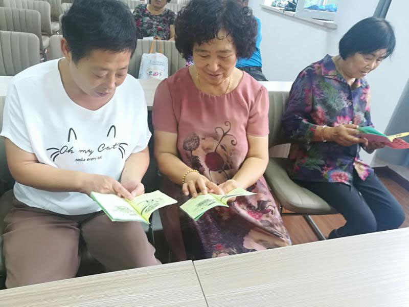 居民們?cè)诜纯诖鼤?shū)
