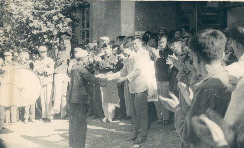 1958年10月10日，公安部在阜新召開參加生產(chǎn)保衛(wèi)生產(chǎn)全國經(jīng)濟保衛(wèi)現(xiàn)場會，會前市公安局副局長羅萍接受基層代表喜報。