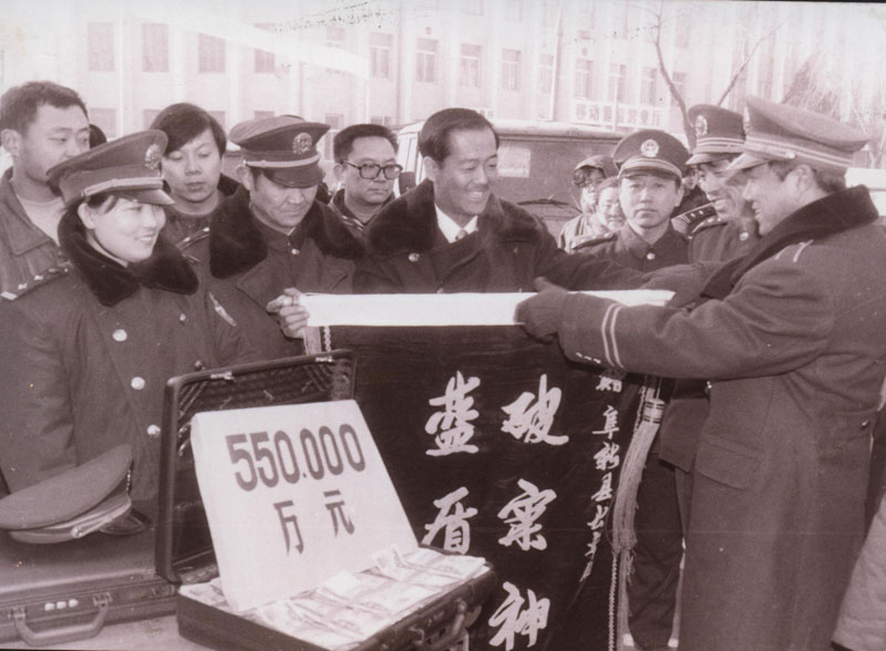 1998年被騙巨款被追回后，阜蒙縣棉麻公司領導登門表示感謝