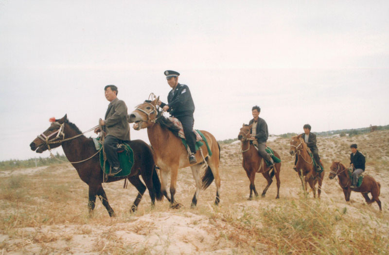 沙漠路少難行，民警為開展工作，堅持騎馬巡邏