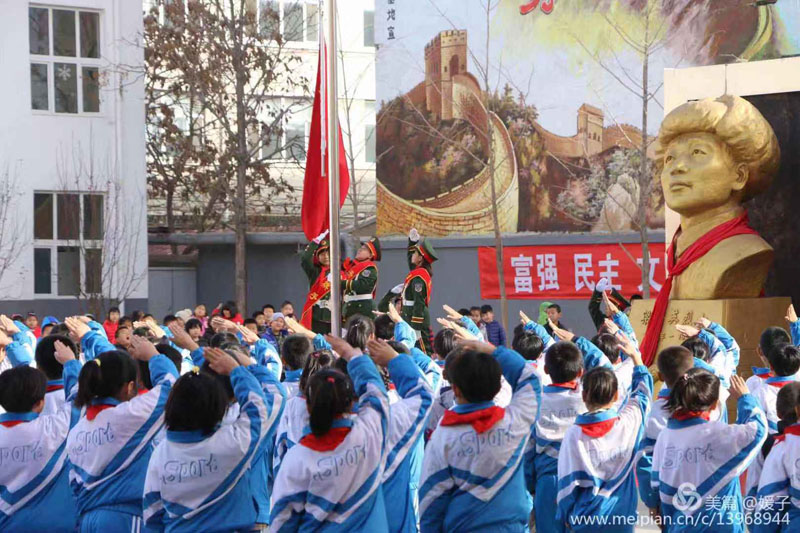 錦州市古塔區(qū)士英小學的晨讀憲法活動。特約記者 孫松玲 本報記者 蔡冰 攝