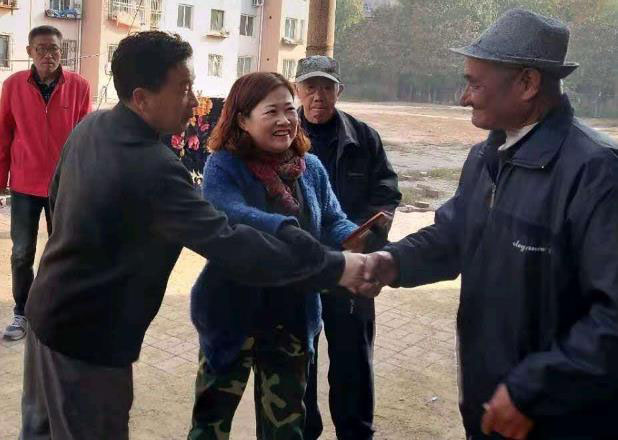社區(qū)網格員在調解居民之間的矛盾糾紛