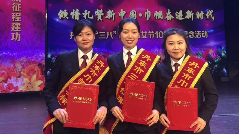 從左往右依次是李曉菲、鄒慧姝、陳曙光