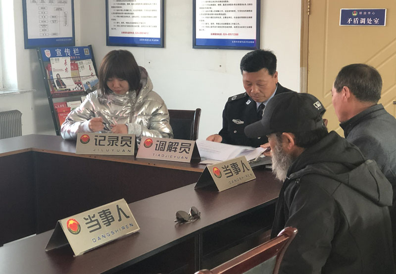 李家新（左二）調(diào)解村民糾紛，記者（左一）認真記錄