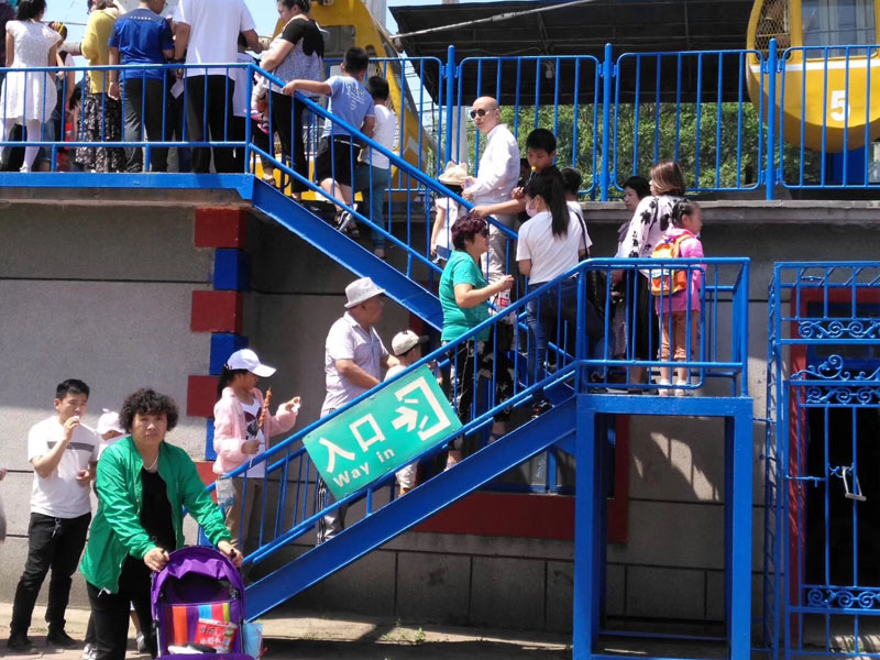 每年六一，陽陽（二樓緩步臺(tái)背書包女孩）都能在公園玩?zhèn)€痛快