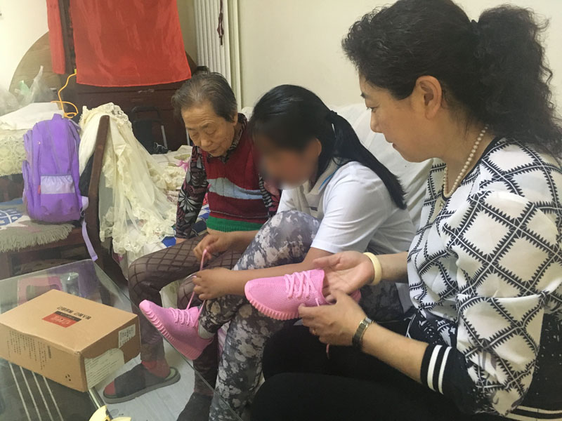 今年六一節(jié)前，樊麗萍給陽陽買了一雙新鞋當(dāng)做節(jié)日禮物