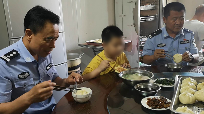 午飯了，男孩不愛吃包子，食堂給專門烙的糖餅，吃的噴香