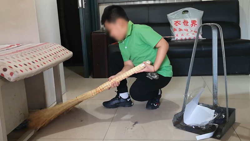 小男孩很懂事，經(jīng)常幫助派出所打掃打掃衛(wèi)生