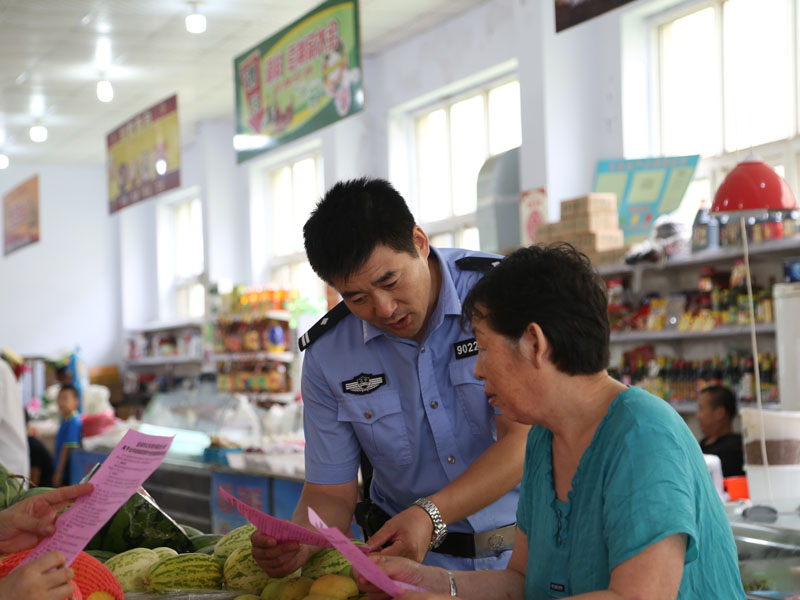民警向群眾宣傳防詐騙常識