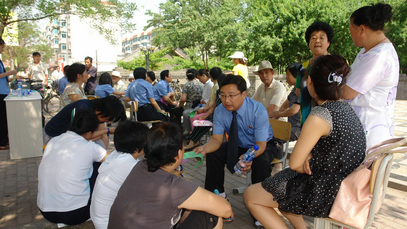 2010年6月24日，遼陽市院百名檢察官走進(jìn)社區(qū)
