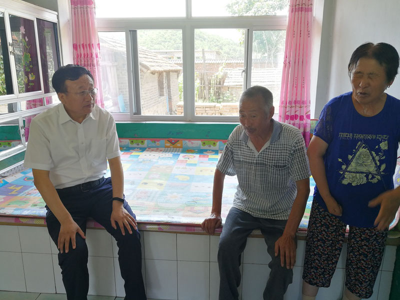 五包五促活動中，遼陽市委常委、政法委書記張東走訪包促戶