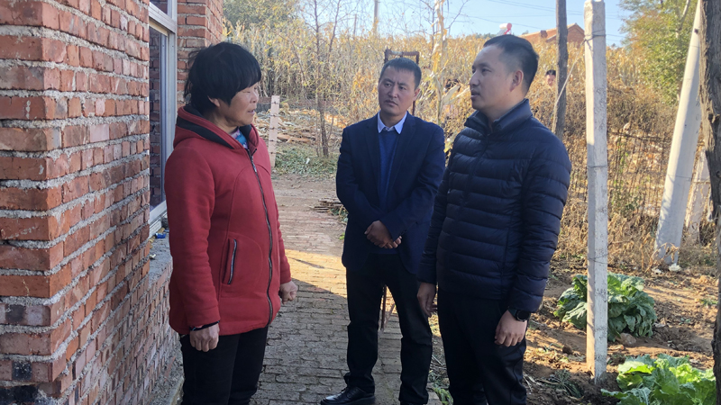 錢鳴走訪貧困戶