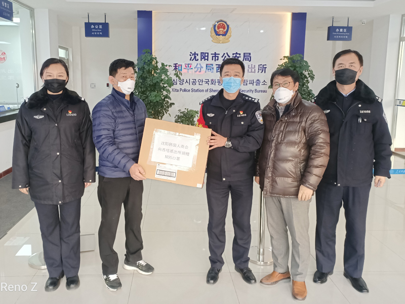 轄區(qū)的外國(guó)友人通過(guò)韓商會(huì)購(gòu)買一箱N95口罩送到派出所，表達(dá)對(duì)警務(wù)工作站的感謝之情