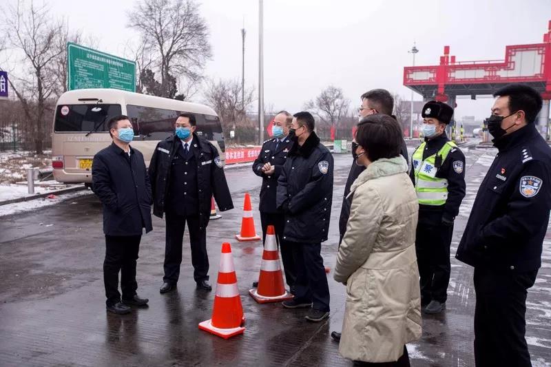 孟翔飛(左一)在高速公路鐵嶺站出入口檢查工作中
