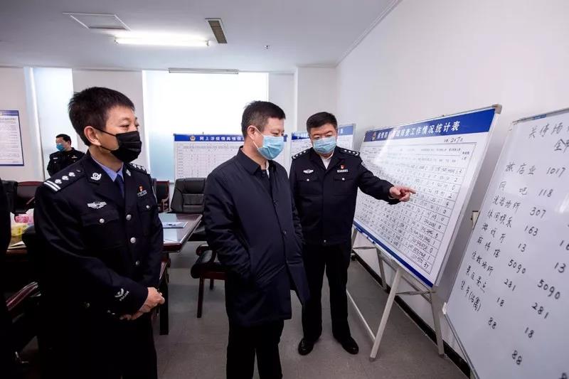 孟翔飛(中)與李云波(右一)在鐵嶺公安局疫情防控指揮部查看掛圖作戰(zhàn)表