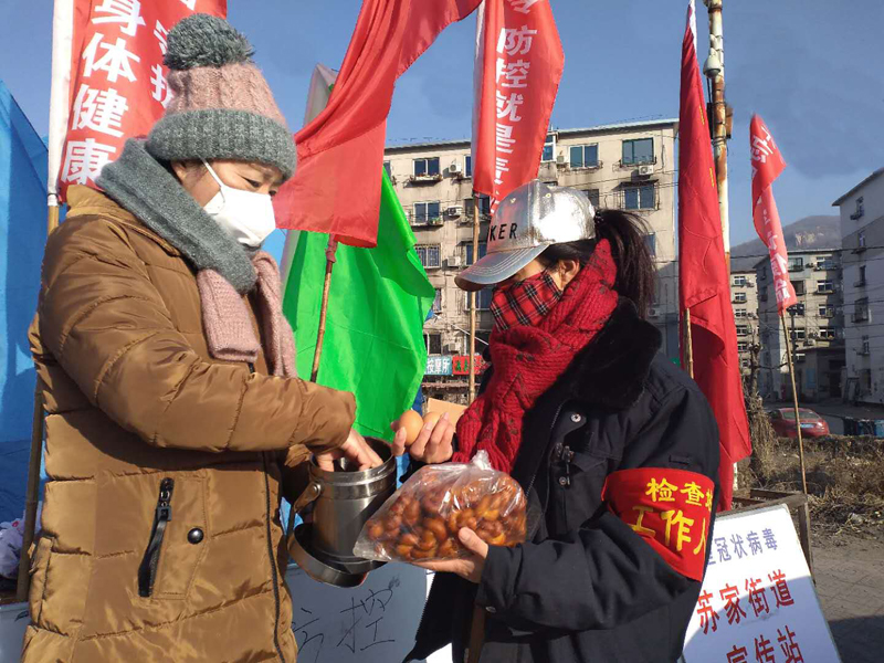 居民給社區(qū)主任高瑞送來(lái)了熱乎乎的雞蛋和麻花
