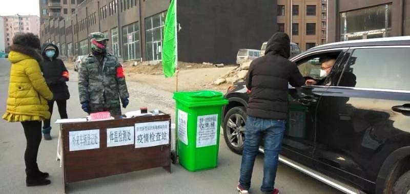 社區(qū)工作人員檢查過(guò)往車輛