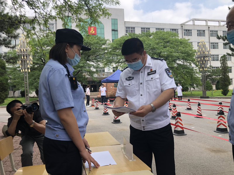 阜新市副市長、公安局局長邵希默在考點檢查安保工作