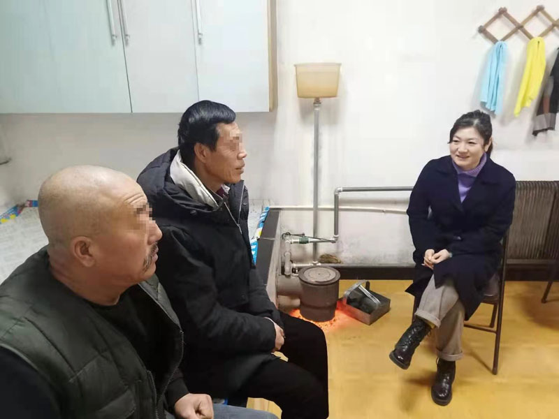 配文2：王娜（右一）在做調解工作