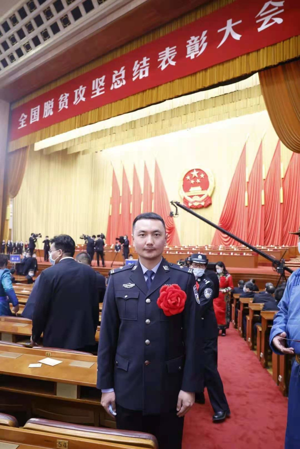 王靖文在全國脫貧攻堅(jiān)總結(jié)表彰大會現(xiàn)場