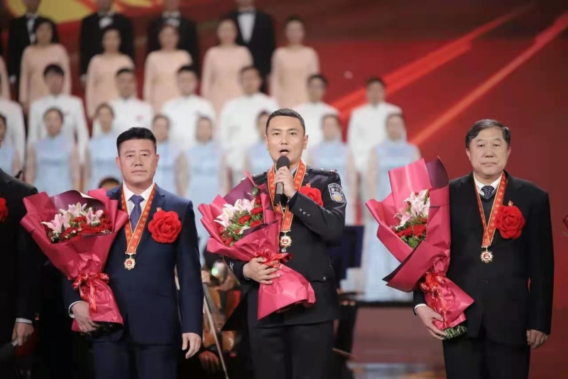 王靖文（中）在央視全國脫貧攻堅(jiān)總結(jié)表彰專題晚會現(xiàn)場