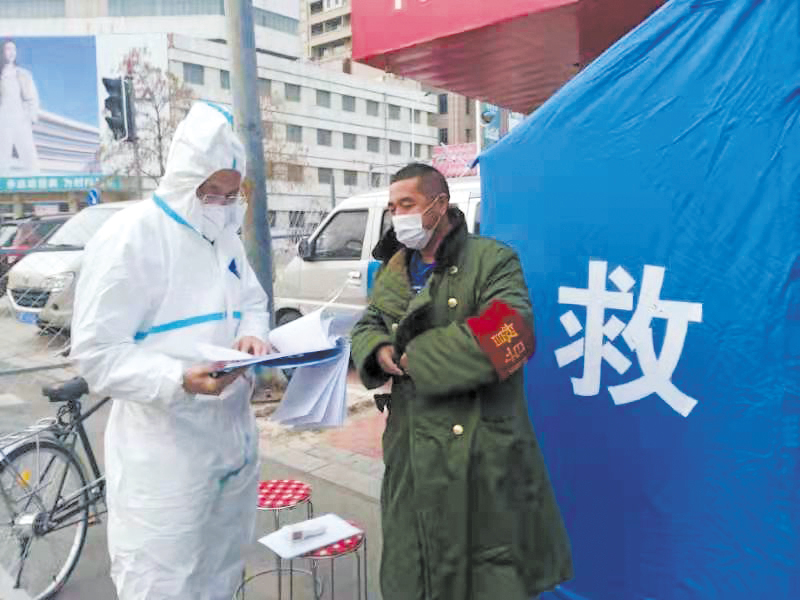 于成武（左）在社區(qū)參加防疫工作。