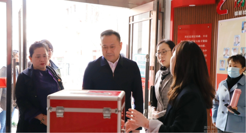 本溪市委常委、政法委書記徐勝（中）到“支部共建、社區(qū)共治”示范點(diǎn)調(diào)研