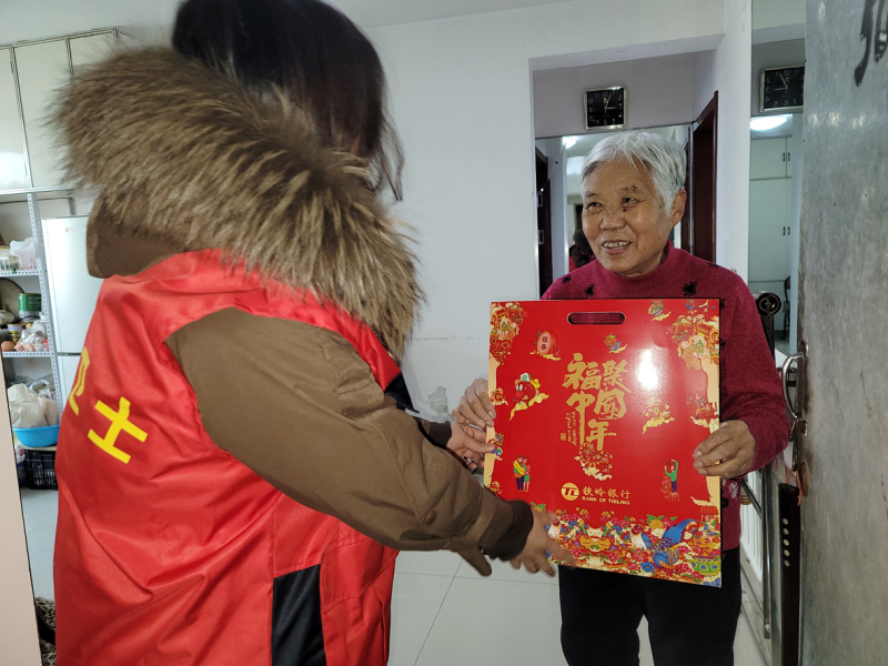 “鐵嶺衛(wèi)士”網(wǎng)格員為獨居老人“送福”