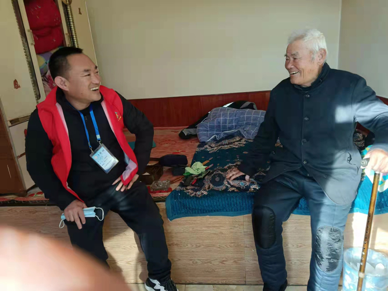 上門了解群眾需求。