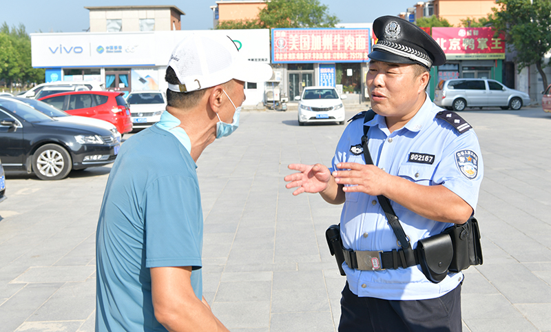 日常巡邏時(shí)，邢寶昌總是主動(dòng)為遇到困難的群眾解決問(wèn)題。