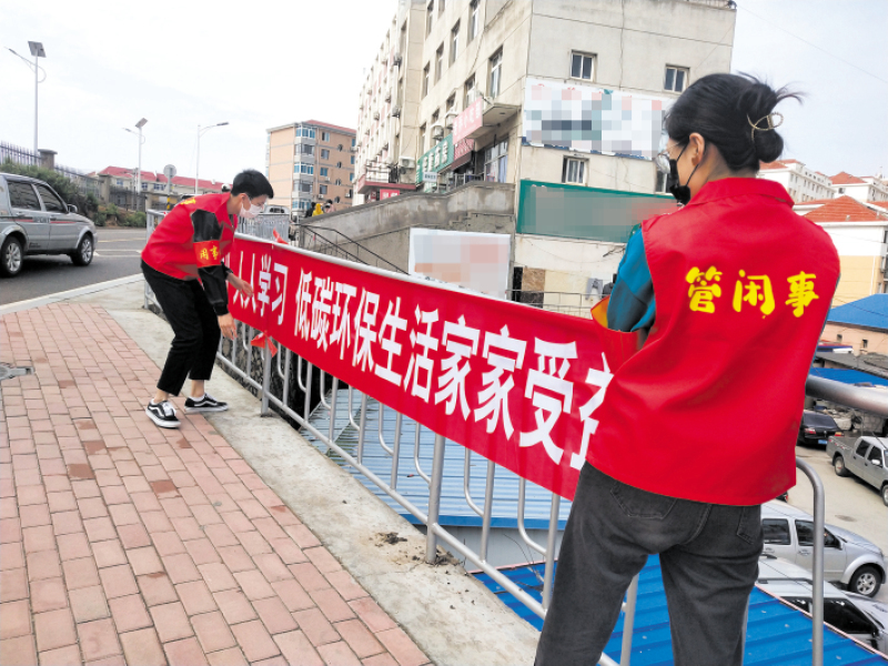 “閑事佬”在社區(qū)服務。