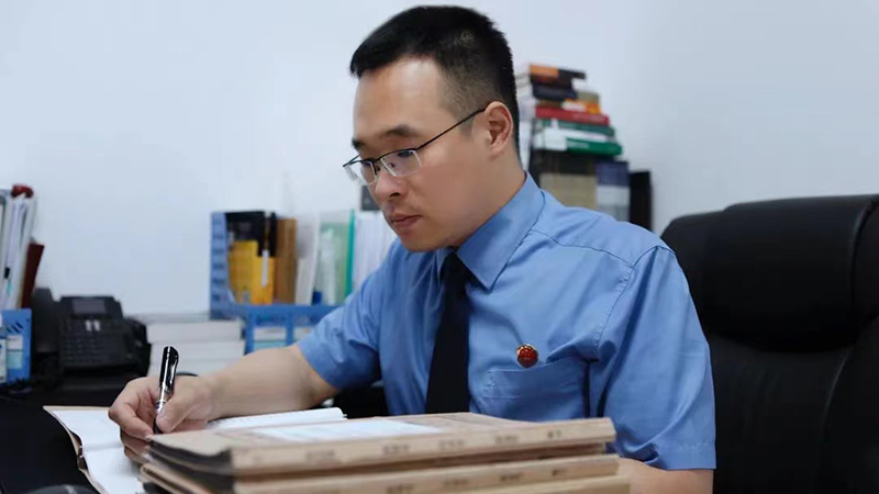 楊德明在撰寫案件審查報告。